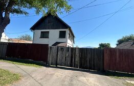 Teren ingradit si casa la rosu