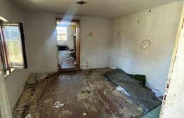 Teren ingradit si casa la rosu