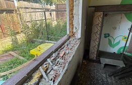 Teren ingradit si casa la rosu