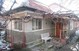 Vanzare casa individuala, 70 mp utili, 1453 mp teren, zona linistita!