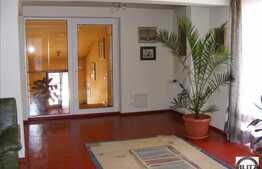 O casa primitoare, mobilata utilata in zona linistita!