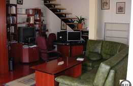 O casa primitoare, mobilata utilata in zona linistita!