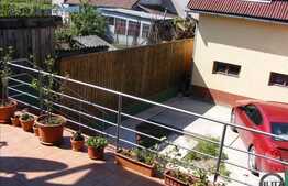 O casa primitoare, mobilata utilata in zona linistita!