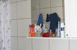 O casa primitoare, mobilata utilata in zona linistita!