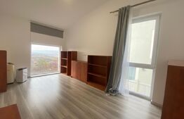 Casa pe calcan cu priveliste superba si compartimentare deosebita.