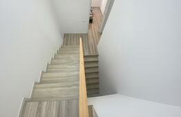 Casa pe calcan cu priveliste superba si compartimentare deosebita.