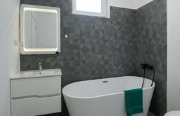 Casa pe calcan cu priveliste superba si compartimentare deosebita.