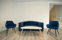 Casa pe calcan cu priveliste superba si compartimentare deosebita.