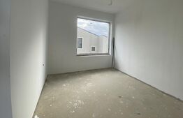 Casa pe calcan cu priveliste deschisa si compartimentare deosebita.