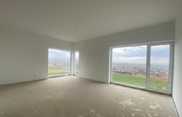 Casa pe calcan cu priveliste deschisa si compartimentare deosebita.