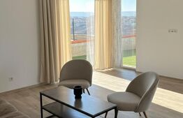 Casa pe calcan cu priveliste superba si compartimentare deosebita.