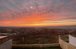 Casa pe calcan cu priveliste superba si compartimentare deosebita