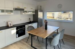 Casa pe calcan cu priveliste superba si compartimentare deosebita.