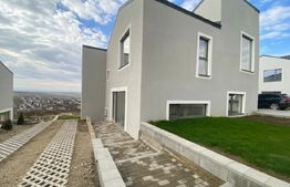 Casa pe calcan cu priveliste superba si compartimentare deosebita