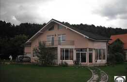 Vila situata in zona cu multa verdeata. Suprafata generoasa !!