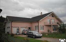 Vila situata in zona cu multa verdeata. Suprafata generoasa !!