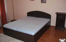 Vila situata in zona cu multa verdeata. Suprafata generoasa !!