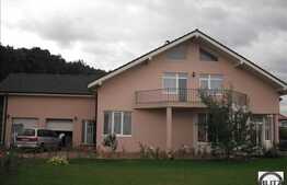 Vila situata in zona cu multa verdeata. Suprafata generoasa !!