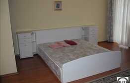 Vila situata in zona cu multa verdeata. Suprafata generoasa !!