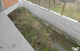 Casa la rosu de vanzare, 200 mp, cu teren de 700 mp, zona strazii Campului!