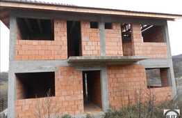 Casa la rosu de vanzare, 200 mp, cu teren de 700 mp, zona strazii Campului!