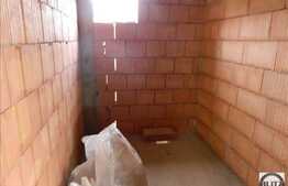 Casa la rosu de vanzare, 200 mp, cu teren de 700 mp, zona strazii Campului!