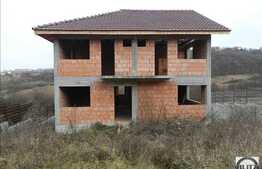 Casa la rosu de vanzare, 200 mp, cu teren de 700 mp, zona strazii Campului!