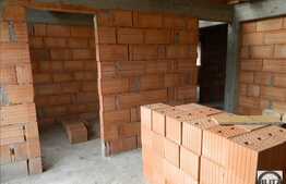 Casa la rosu de vanzare, 200 mp, cu teren de 700 mp, zona strazii Campului!