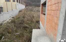 Casa la rosu de vanzare, 200 mp, cu teren de 700 mp, zona strazii Campului!