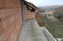 Casa la rosu de vanzare, 200 mp, cu teren de 700 mp, zona strazii Campului!