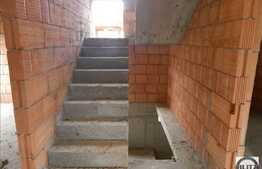 Casa la rosu de vanzare, 200 mp, cu teren de 700 mp, zona strazii Campului!