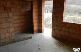 Casa la rosu de vanzare, 200 mp, cu teren de 700 mp, zona strazii Campului!