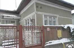 Casa demolabila de vanzare cu 1450 mp teren si front de 20 ml