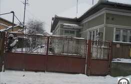 Casa demolabila de vanzare cu 1450 mp teren si front de 20 ml