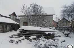 Casa demolabila de vanzare cu 1450 mp teren si front de 20 ml