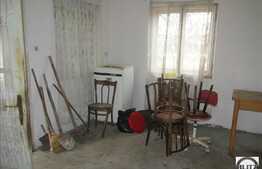 Casa demolabila, cu teren de 489 mp si front la strada de 10 ml, zona Someseni!