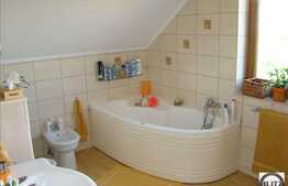 O casa cocheta, amenajata cu stil, in zona linistita!