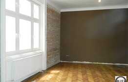 Casa renovata in curte comuna pregatita pentru sediu firma