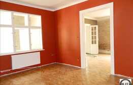 Casa renovata in curte comuna pregatita pentru sediu firma