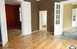 Casa renovata in curte comuna pregatita pentru sediu firma