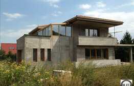 Casa pe malul lacului Tarnita! 300 mp utili si 750 mp teren, semifinisata