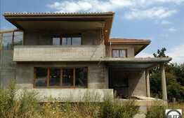 Casa pe malul lacului Tarnita! 300 mp utili si 750 mp teren, semifinisata