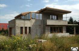 Casa pe malul lacului Tarnita! 300 mp utili si 750 mp teren, semifinisata