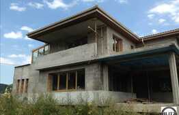 Casa pe malul lacului Tarnita! 300 mp utili si 750 mp teren, semifinisata