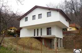 Casa unica, arhitectura moderna, deosebita intr-un decor pitoresc. Semifinisata!