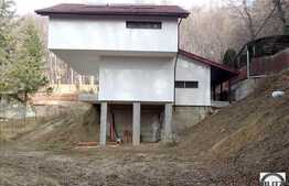 Casa unica, arhitectura moderna, deosebita intr-un decor pitoresc. Semifinisata!