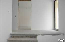 Triplex cu 130 mp utili, semifinisat in zona Floresti.