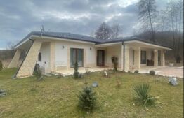 Casa de vanzare, pe un singur nivel, 170 mp + 2.300 mp teren