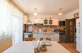 Casă unifamilială 9 camere, teren 560 mp, 7 locuri de parcare