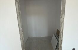 Apartament semidecomandat, bucatarie inchisa, terasa de 64 mp, zona centrala